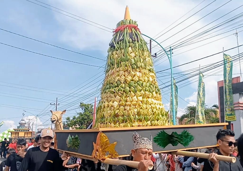 Ribuan Ketupat Diarak, Tradisi "Grebeg Kupat Sewu" di Desa Singolatren Jadi Magnet Budaya Banyuwangi